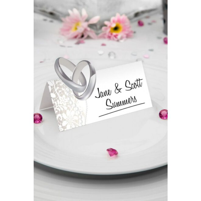 Naamkaarten voor een bruiloft met twee uitstekende, zilveren ringen.
