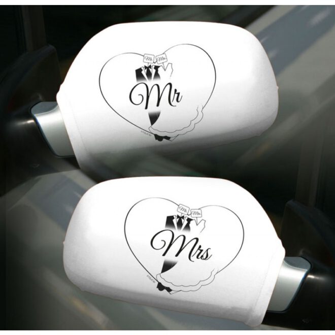 Leuk voor aan de auto van het bruidspaar: witte autospiegelhoezen met daarop de tekst Mr. & Mrs.