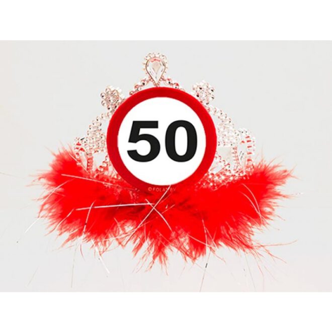 Verkeersbord '50' op diamanten tiara met rood bont.