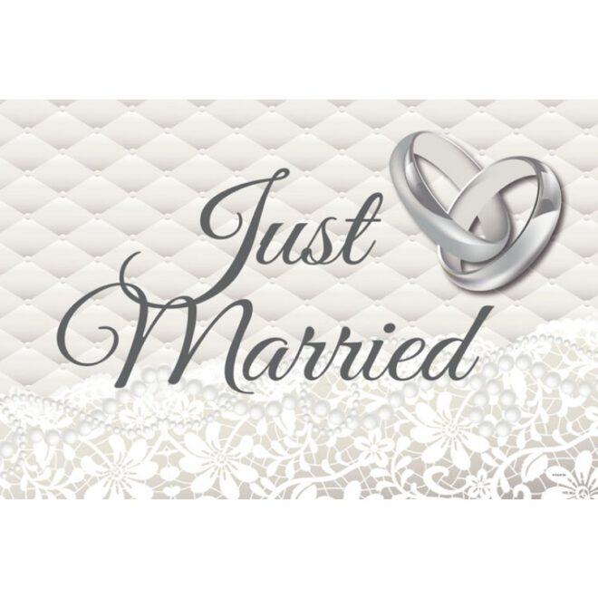 Witte autovlag met daarop de tekst 'Just Married' en twee zilveren, verbonden ringen.