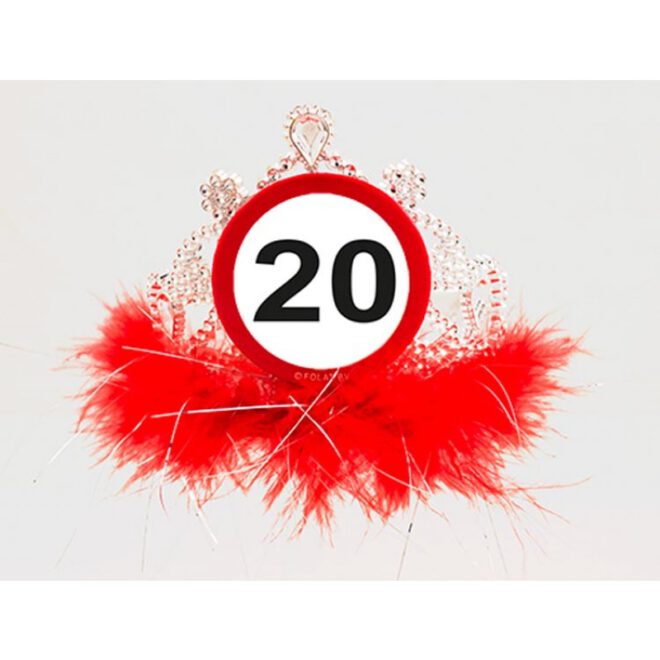 Verkeersbord '20' op diamanten tiara met rood bont.