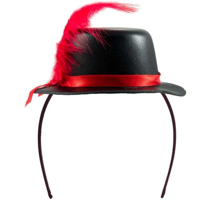 Diadeem met daarop een klein, zwart metallic hoedje met rode band en rood veertje.