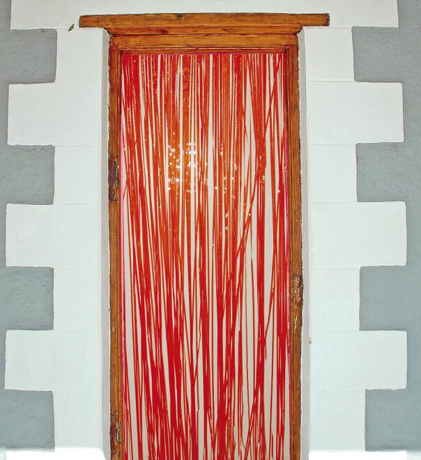 Feestelijk, oranje deurgordijn van folie (1 meter breed, 2 meter hoog)