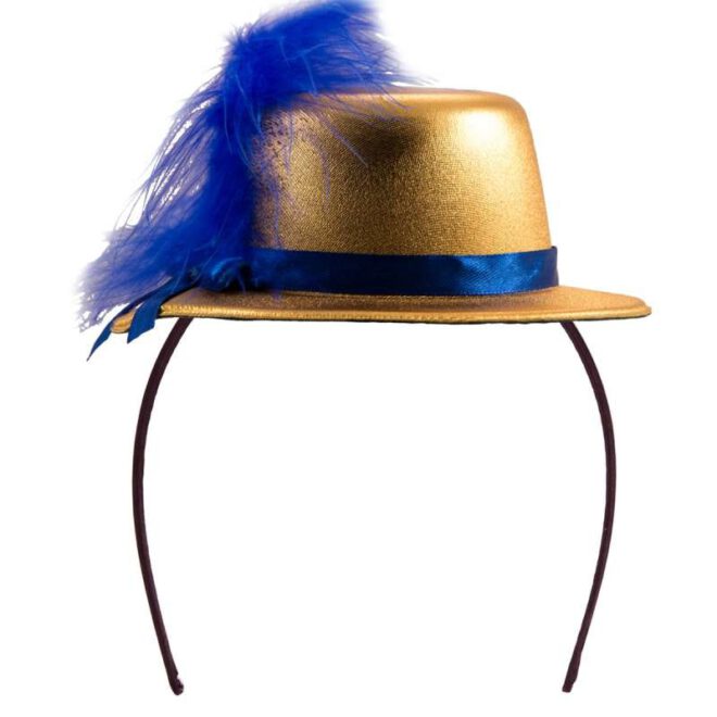 Diadeem met daarop een gouden hoedje met een blauw lint en blauw veertje.