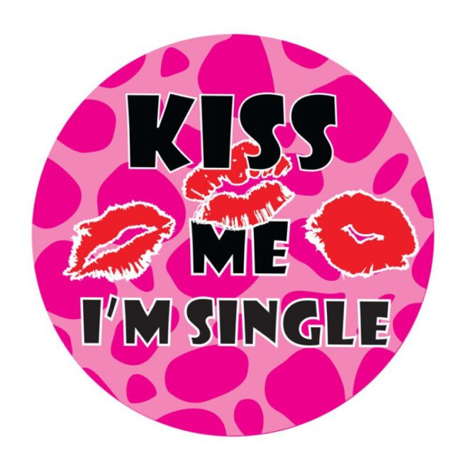 Roze feestbutton 'Kiss me I'm Single', leuk voor een vrijgezellenfeest!