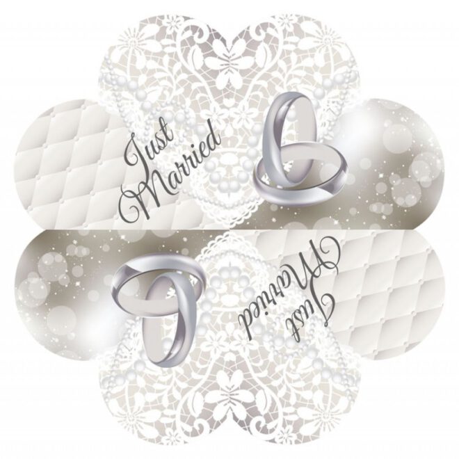 Hartvormige servetten met daarop de tekst Just Married en zilveren, verbonden ringen.