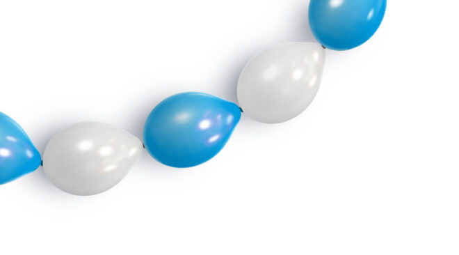 Blauwe en witte knoopballonnen (de traditionele Oktoberfest kleuren) die samen een ballonnenslinger vormen. Ook leuk voor de bij de geboorte van een jongetje!