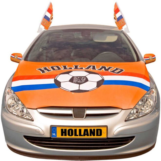 Oranje motorkaphoes met een voetbal, de tekst 'Holland' en een rood-wit-blauwe vlag