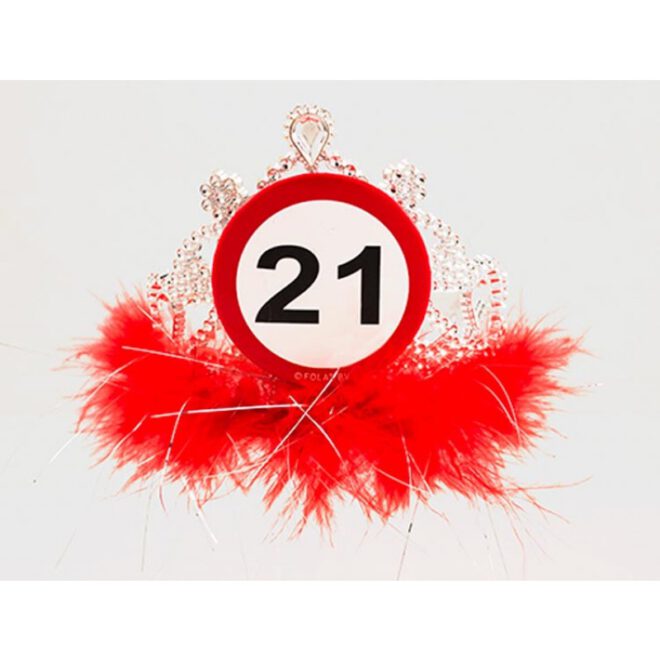 Verkeersbord '21' op diamanten tiara met rood bont.