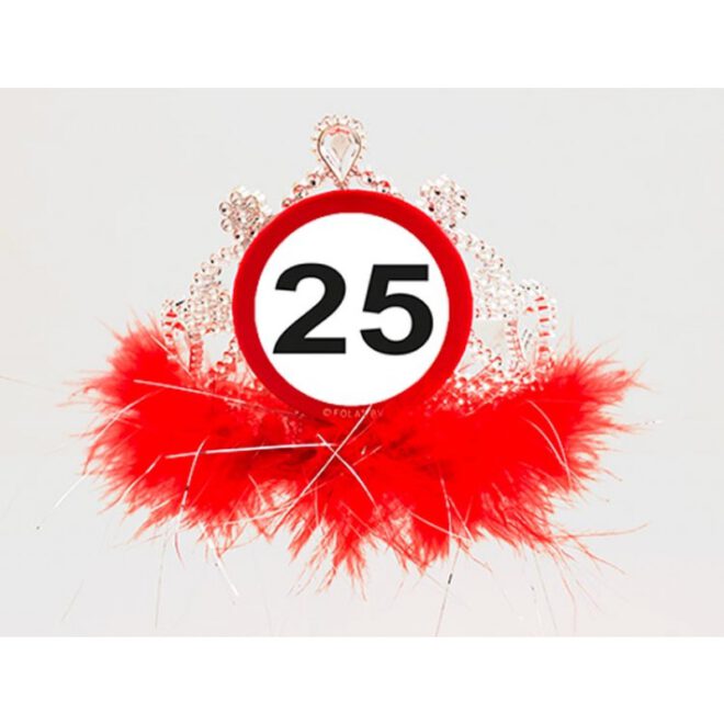 Verkeersbord '25' op diamanten tiara met rood bont.