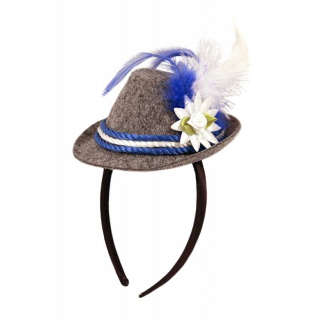 Diadeem met mini Tiroler-hoedje. Op het hoedje zitten blauwe en witte koorden, veren en een witte bloem. Leuk voor Oktoberfest!