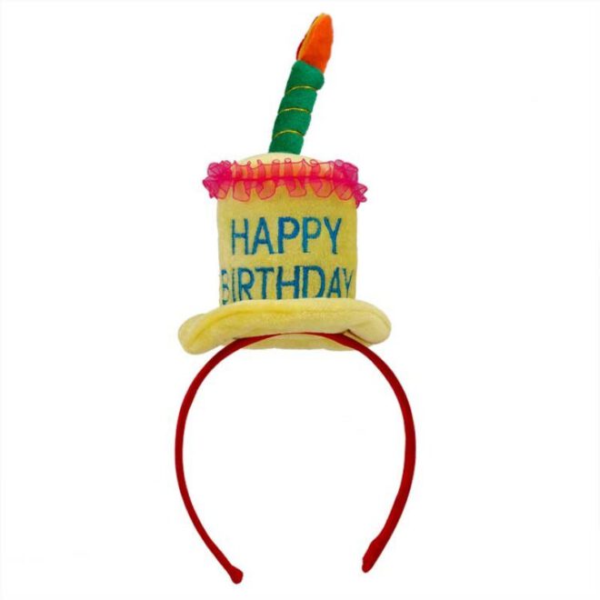 Diadeem met geel taart-hoedje eraan. Op het hoedje staat de tekst Happy Birthday en bovenop 'het taartje' een kaars.
