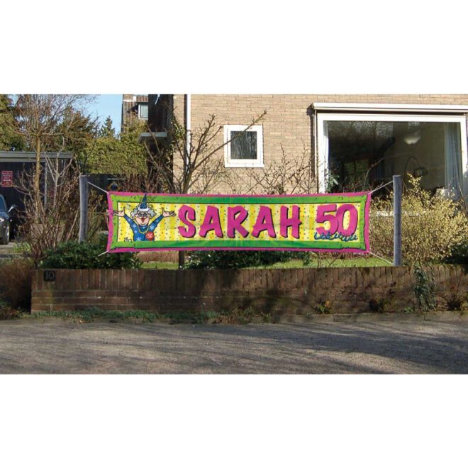 Sarah 50 jaar banner voor in de voortuin