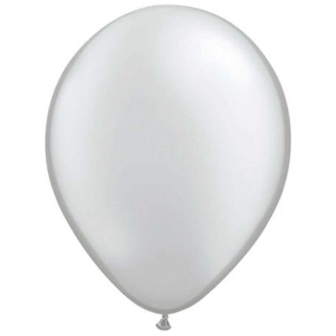 Tien metallic zilveren latex ballonnen met parelmoerglans en een formaat van 30 centimeter (11 inch) groot.