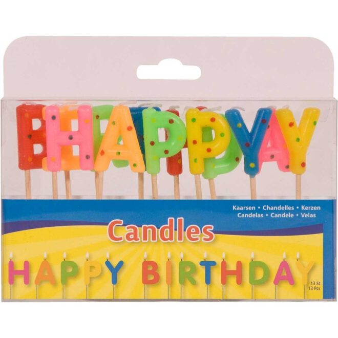 Kaarsjes in de vorm van de tekst 'Happy Birthday' voor op een taart
