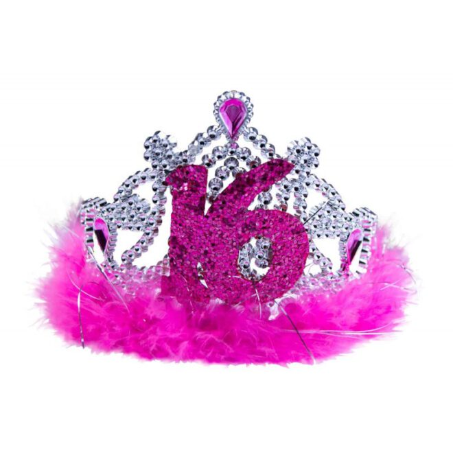 Tiara met zilveren en roze diamantjes en roze nepbont. Voorop de tiara zit een '16' bestaande uit roze diamantjes.