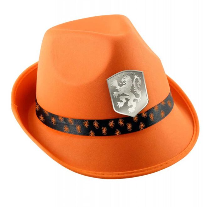 Oranje KNVB hoed met daarop het officiële KNVB-logo op een badge