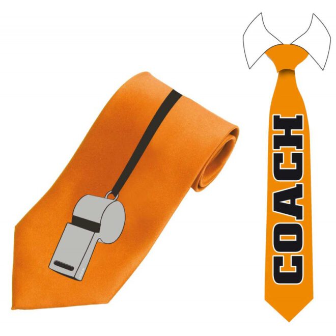 Oranje stropdas met aan de ene kant groot de tekst 'COACH' en aan de andere kant een scheidsrechter-fluitje.
