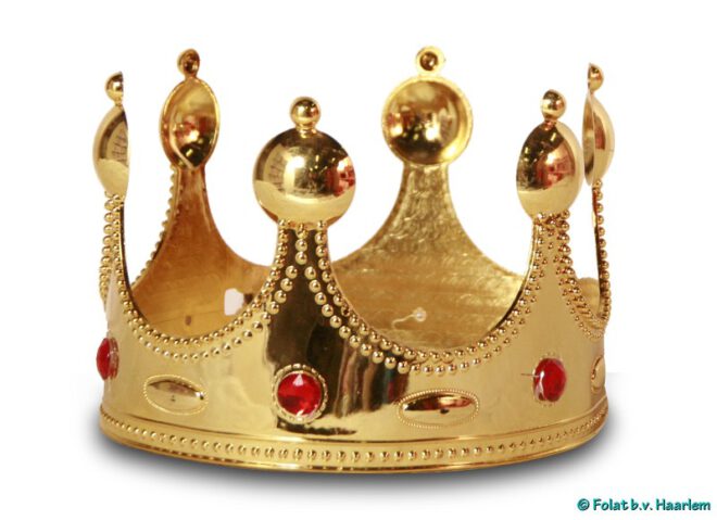 Gouden kroon van een koning met rode stenen