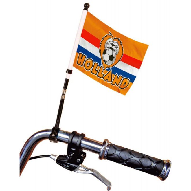 Oranje fietsvlag met daarop een leeuw, de Nederlandse vlag en een voetbal
