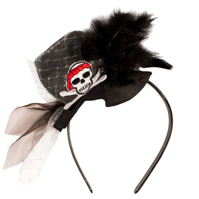 Piarten diadeem met daarop een zwart hoedje met doodshoofdje en zwarte veertjes.